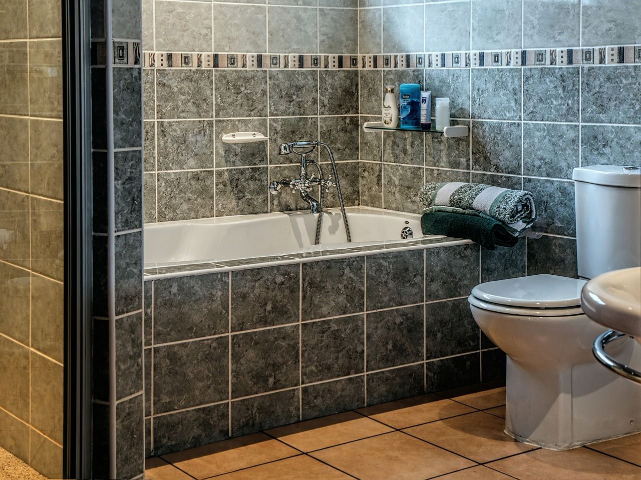 Wanna z prysznicem – doskonałe rozwiązanie do małej łazienki