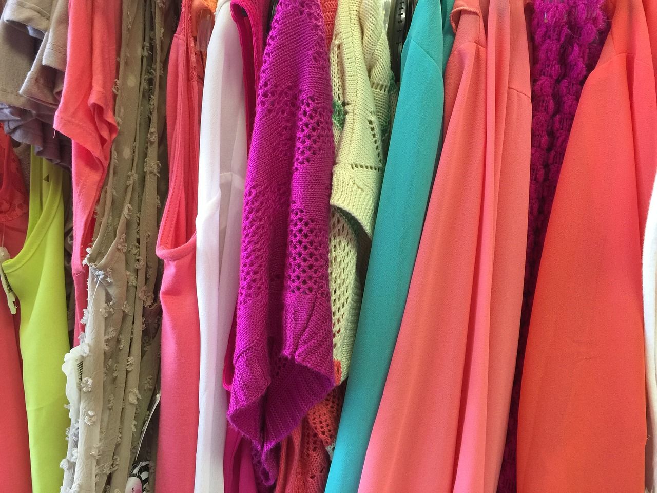 Kompletowanie szafy w potrzebne ubrania – gdzie ich najlepiej szukać?