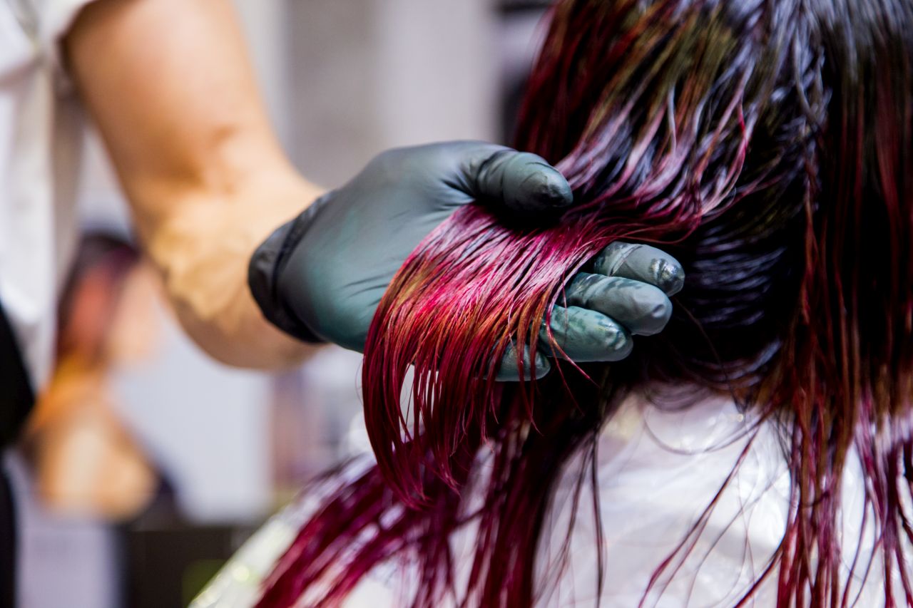 Czy możliwe jest diametralne zmienienie koloru włosów podczas jednej wizyty w salonie?