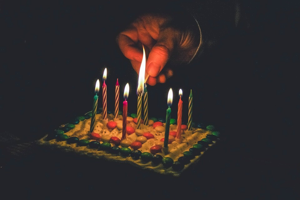 Typy świeczek, jakie można ustawić na tort w ramach urodzin