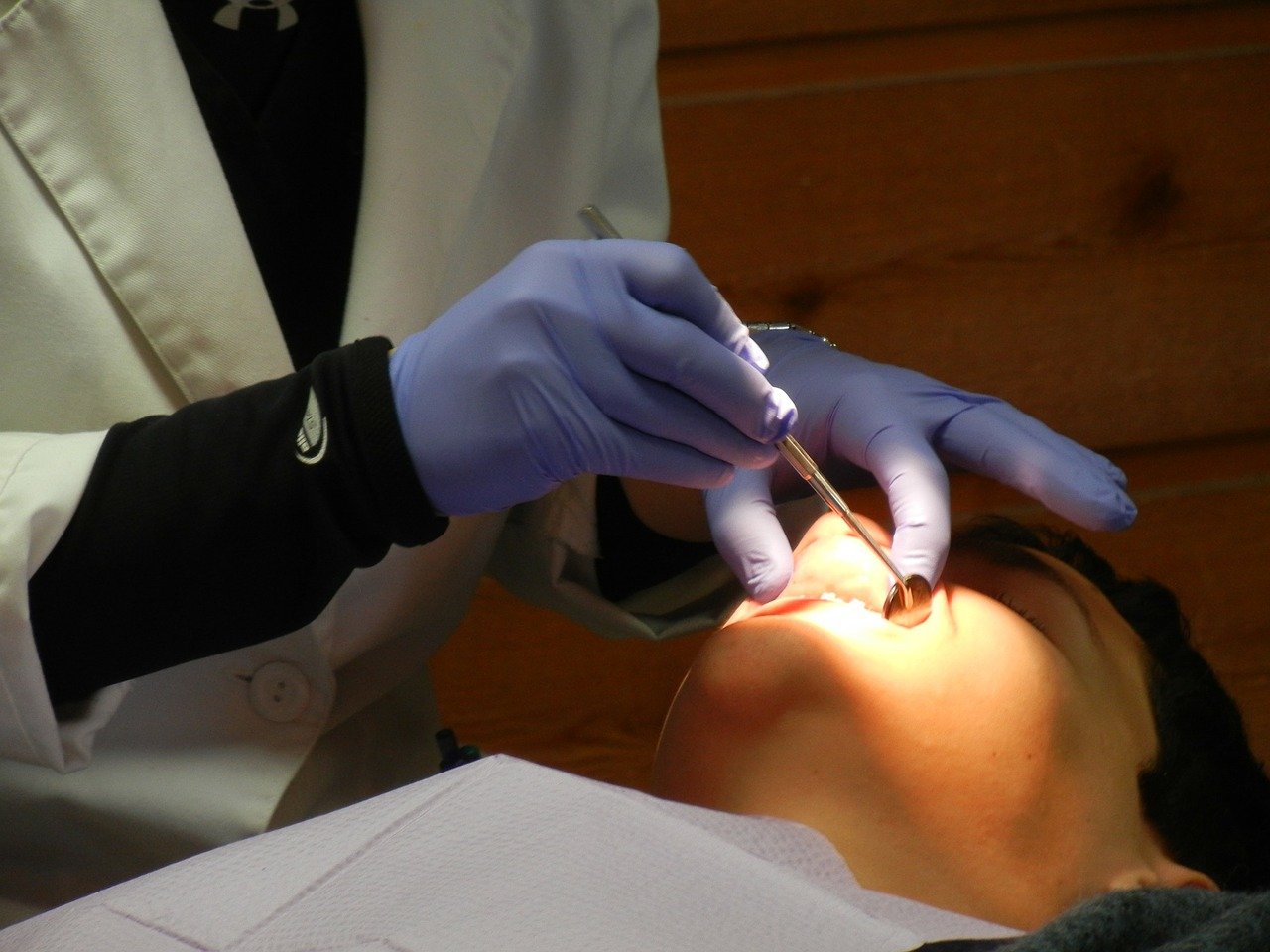 Jakiego typu leczenie stomatologiczne, może wymagać zabiegu chirurgicznego?