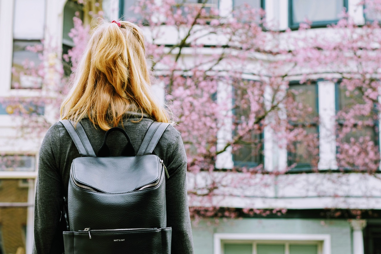 Dlaczego plecak jest nieraz lepszą opcją dla kobiet niż noszenie torebki?