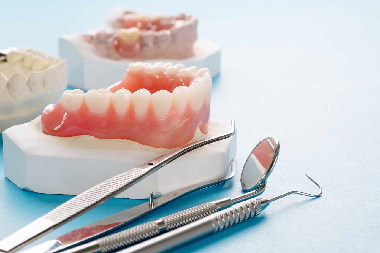 Jakimi kwestiami zajmuje się dziedzina protetyki zębowej?