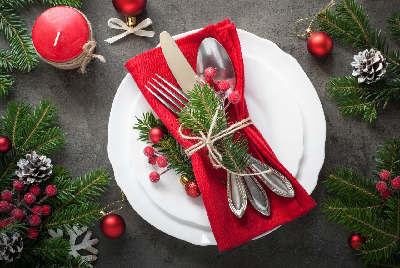 Dekorowanie świątecznego stołu – czego nie może na nim zabraknąć?