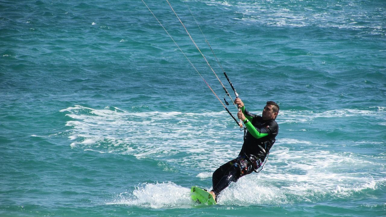 Dlaczego warto nauczyć się kitesurfingu?