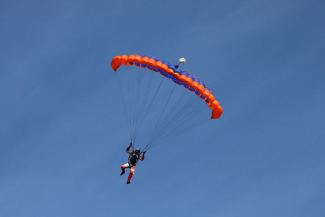 Jak zacząć swoją przygodę ze skokami ze spadochronem?